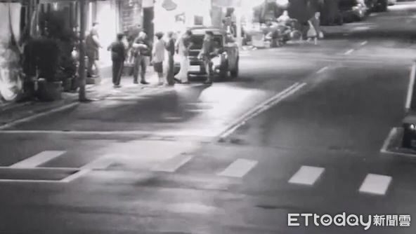 ▲中山區中原街知名清粥小菜店「小品雅廚」19日凌晨店內發生顧客互毆案件警方到場處理。（圖／記者張君豪翻攝）