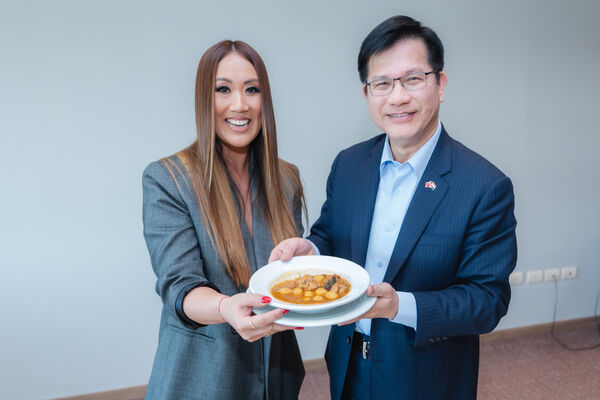 ▲▼外交部長林佳龍與巴拉圭百萬網紅Yolanda再續情誼，台巴交流暖胃也暖心。（圖／外交部提供）