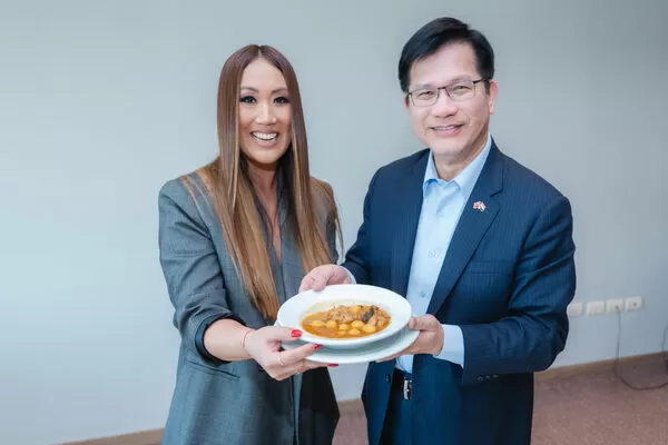 ▲▼外交部長林佳龍與巴拉圭百萬網紅Yolanda再續情誼，台巴交流暖胃也暖心。（圖／外交部提供）