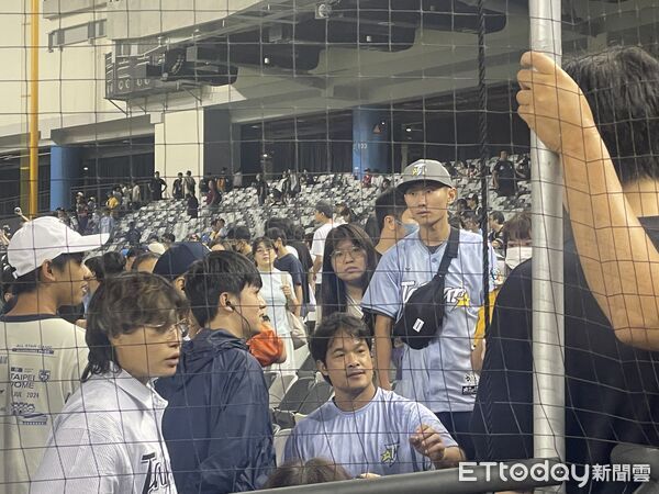 ▲林智勝主動走到觀眾席幫球迷簽名。（圖／記者楊舒帆攝）