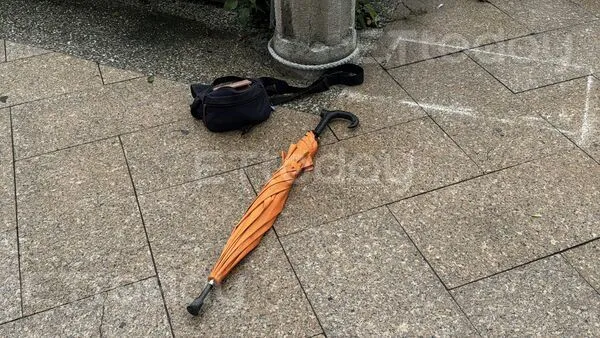 ▲現場遺落的雨傘以及包包             。（圖／記者吳世龍攝）