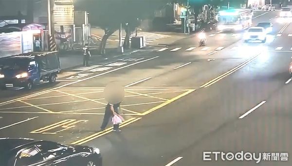 ▲陳男穿越馬路送貨，遭郭男騎車攔腰撞飛倒地。（圖／記者陸運陞翻攝）