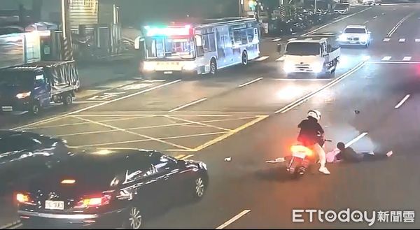 ▲陳男穿越馬路送貨，遭郭男騎車攔腰撞飛倒地。（圖／記者陸運陞翻攝）