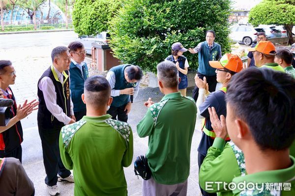 ▲台南市長黃偉哲20日前往新營區，向高雄市支援隊頒發感謝狀，感謝災後馳援。（記者林東良翻攝，下同）