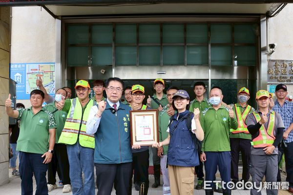▲台南市長黃偉哲20日前往新營區，向高雄市支援隊頒發感謝狀，感謝災後馳援。（記者林東良翻攝，下同）