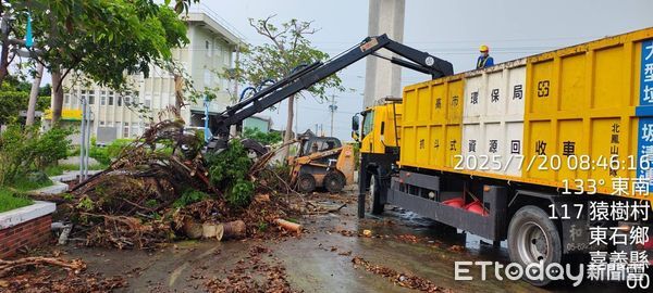 ▲高雄市府出動!2周協助嘉南地區的風災重建             。（圖／記者吳奕靖翻攝）