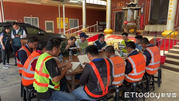 ▲高雄市府出動!2周協助嘉南地區的風災重建             。（圖／記者吳奕靖翻攝）