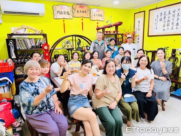 ▲移民署台南市第一、第二服務站行動服務列車深入發表會現場，與民眾共融互動，實踐文化多元與在地關懷的政策精神。（圖／記者林東良翻攝，下同）