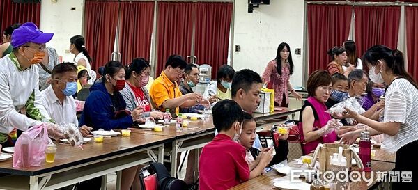 ▲移民署台南市第一、第二服務站行動服務列車深入發表會現場，與民眾共融互動，實踐文化多元與在地關懷的政策精神。（圖／記者林東良翻攝，下同）