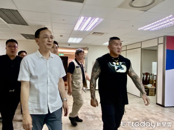 ▲國民黨主席朱立倫今與網紅「館長」陳之漢同場出席國民黨中央青年座談。（圖／記者黃國霖攝）