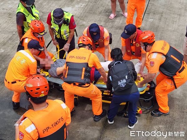 ▲海巡署艦隊分署高雄海巡隊頂著大浪將人送回本島就醫。（圖／海巡署高雄海巡隊提供）