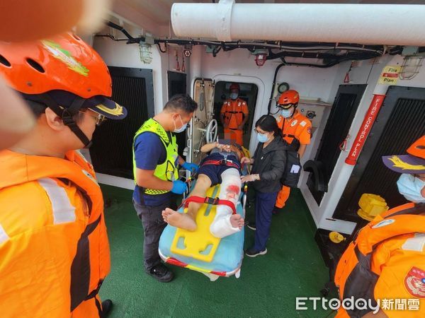 ▲海巡署艦隊分署高雄海巡隊頂著大浪將人送回本島就醫。（圖／海巡署高雄海巡隊提供）