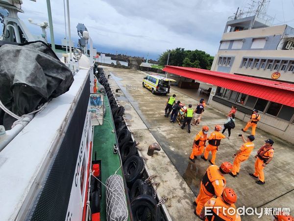 ▲海巡署艦隊分署高雄海巡隊頂著大浪將人送回本島就醫。（圖／海巡署高雄海巡隊提供）