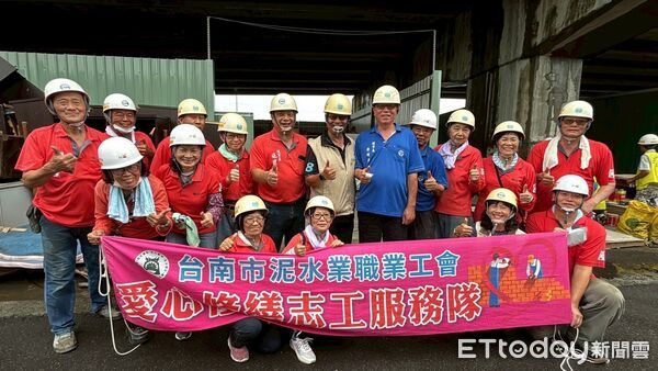 ▲台南做工行善團志工頂風冒雨搬運台南市議會汰換床墊至官田倉庫，準備整修再轉贈弱勢家庭。（記者林東良翻攝，下同）