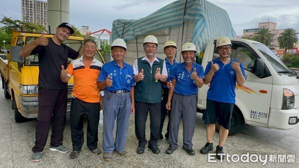 ▲台南做工行善團志工頂風冒雨搬運台南市議會汰換床墊至官田倉庫，準備整修再轉贈弱勢家庭。（記者林東良翻攝，下同）
