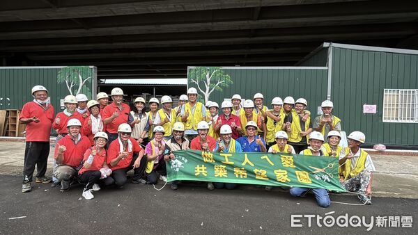 ▲台南做工行善團志工頂風冒雨搬運台南市議會汰換床墊至官田倉庫，準備整修再轉贈弱勢家庭。（記者林東良翻攝，下同）