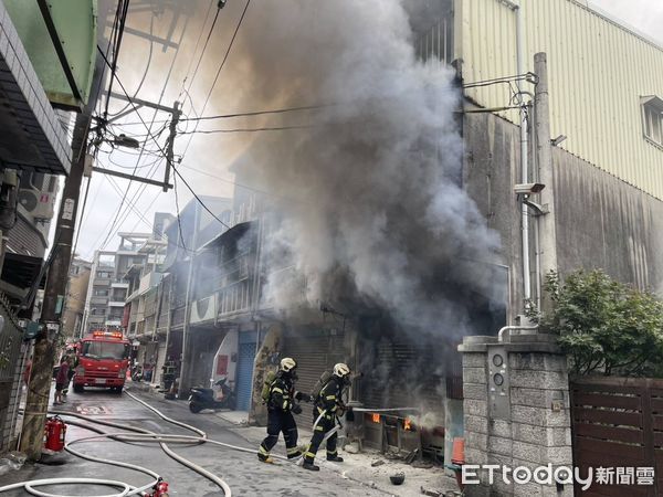 ▲濃煙從民宅竄出，2名住戶輕傷送醫。（圖／楊熾興翻攝）