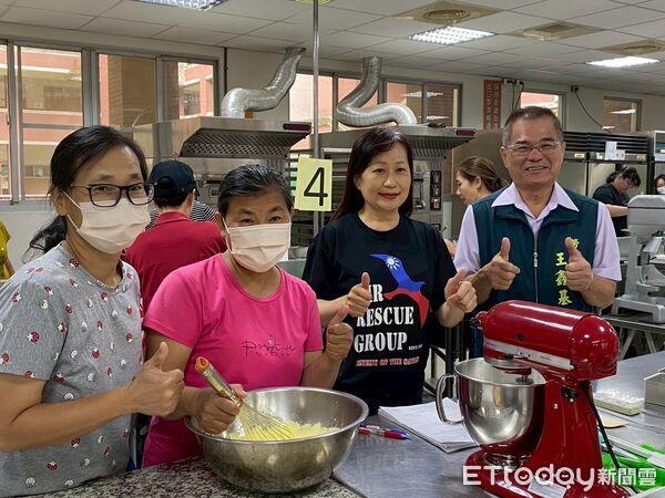 ▲台南市勞工局於曾文園區舉辦烘焙課程，吸引許多勞工朋友熱情參與。（記者林東良翻攝，下同）