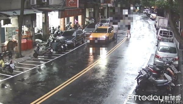▲酒醉的陳男質疑司機繞路多收5元車資，在路中敲車窗與余男互嗆。（圖／記者陸運陞翻攝）