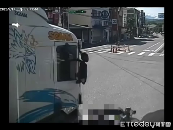 ▲水里鄉中山路一段與博愛路口日前發生大貨車與機車擦撞的A2交通事故。（圖／記者高堂堯翻攝）