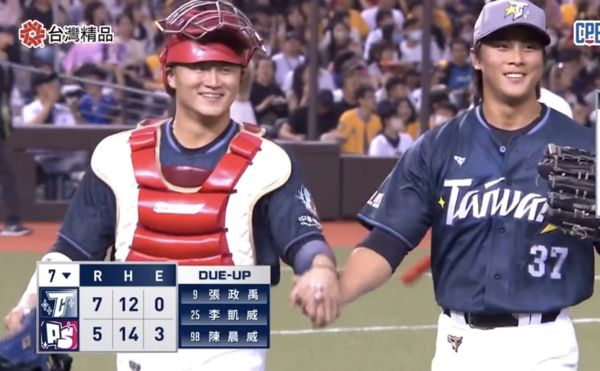 ▲蔣少宏、呂詠臻手牽手。（圖／截自CPBL TV）