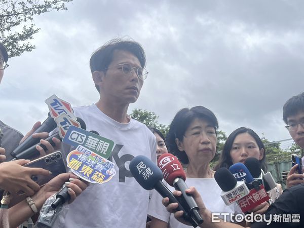 ▲民眾黨主席黃國昌、柯文哲老婆陳佩琪20日下午接受媒體訪問。（圖／記者蘇晏男攝）