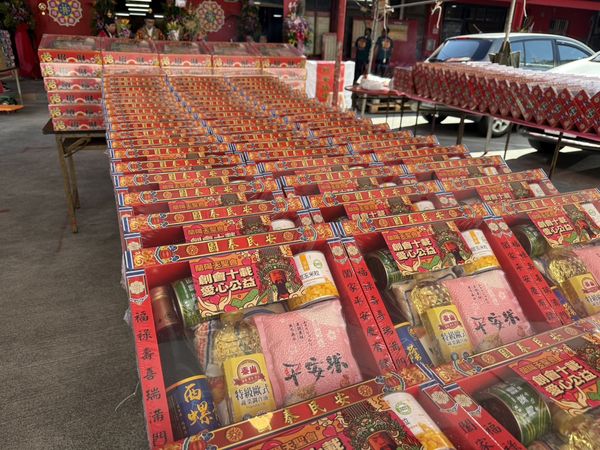 ▲▼蘭陽天聖會創會十週年的「立筊」聖筊，令信徒們稱奇，募集超過400份民生物資將送到需要幫助的家庭手中。（圖／宜蘭縣議員黃琤婷提供，下同）
