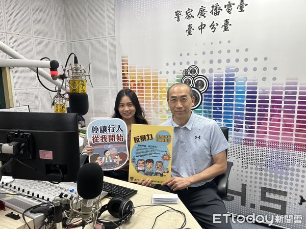 ▲▼副分局長張國益（右）分享網購詐騙案，有人匯錢購買日本限定吉依卡娃，結果拿不到公仔。（圖／警方提供，下同）