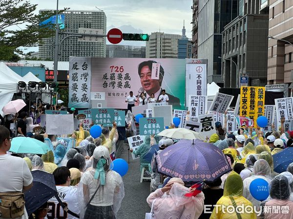 ▲民眾黨20日下午在民進黨中央黨部所在的「華山大樓」前舉辦「720民主起義 反罷要贏 台灣要贏」造勢，民眾黨主席黃國昌、柯文哲夫人陳佩琪會前受訪。（圖／記者莊喬迪攝）