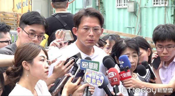 ▲▼民眾黨20日下午在民進黨中央黨部所在的「華山大樓」前舉辦「720民主起義 反罷要贏 台灣要贏」造勢，民眾黨主席黃國昌、柯文哲夫人陳佩琪會前受訪。（圖／記者莊喬迪攝）