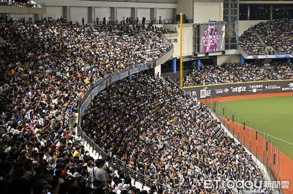 ▲▼ 2025中職明星賽，台北大巨蛋再度湧入滿場四萬名球迷進場。（圖／記者李毓康攝）