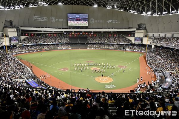 ▲▼ 2025中職明星賽，台北大巨蛋再度湧入滿場四萬名球迷進場。（圖／記者李毓康攝）