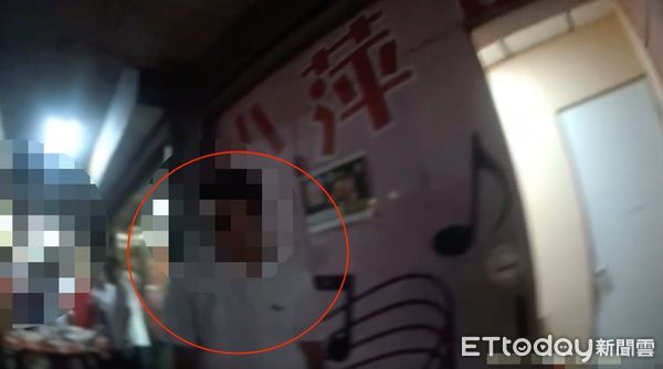 ▲▼闆娘與男友劉男（紅圈）在店外爭吵，店內王女（紅圈）要離開時不慎撞到2男，引起3人互毆             。（圖／記者陳以昇翻攝）