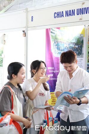 ▲嘉南藥理大學校長張翊峰親率招生團隊，參加胡志明市「招生諮詢日」，向越南學子熱情介紹赴台升學資源。（記者林東良翻攝，下同）