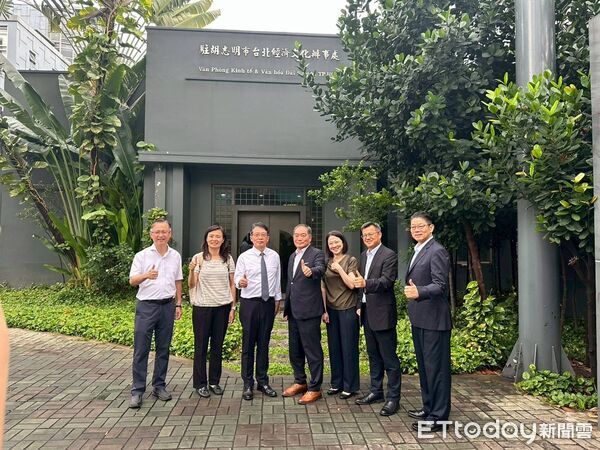 ▲嘉南藥理大學校長張翊峰親率招生團隊，參加胡志明市「招生諮詢日」，向越南學子熱情介紹赴台升學資源。（記者林東良翻攝，下同）