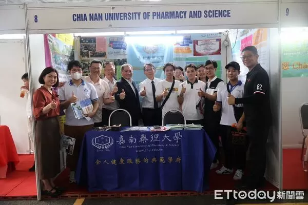 ▲嘉南藥理大學校長張翊峰親率招生團隊，參加胡志明市「招生諮詢日」，向越南學子熱情介紹赴台升學資源。（記者林東良翻攝，下同）