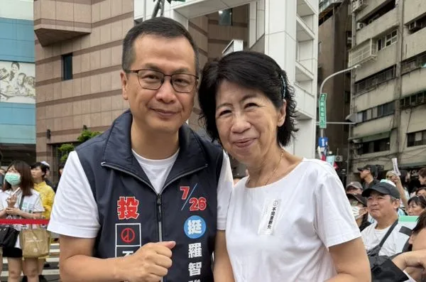 ▲陳佩琪與羅智強20日下午出席民眾黨「720民主起義 反罷要贏 台灣要贏」造勢。（圖／民眾黨提供）