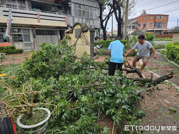 ▲台南市教育局與各校總動員進行災後清理作業，竹埔國小校舍損壞嚴重，現場仍持續修復中。（記者林東良翻攝，下同）