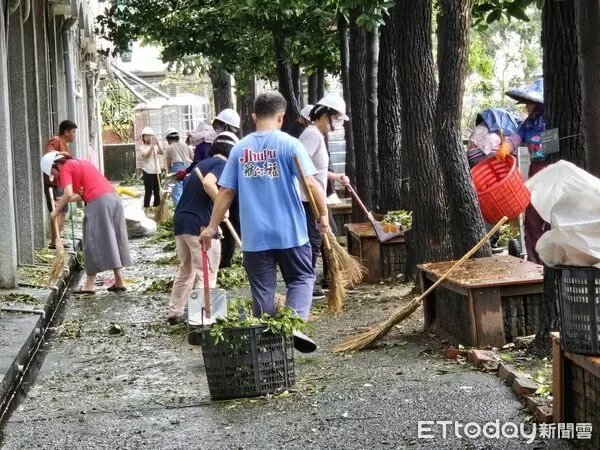 ▲台南市教育局與各校總動員進行災後清理作業，竹埔國小校舍損壞嚴重，現場仍持續修復中。（記者林東良翻攝，下同）