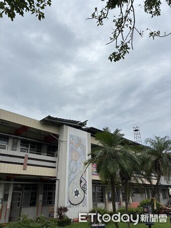 ▲台南市教育局與各校總動員進行災後清理作業，竹埔國小校舍損壞嚴重，現場仍持續修復中。（記者林東良翻攝，下同）