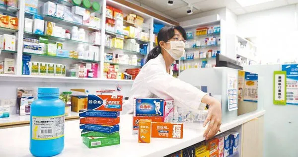 近年財政部統計數據顯示，全台灣藥局數量已超越超商，有人覺得很賺錢想融資進場，但被網友點出1原因勸退。（示意圖／報系資料照）