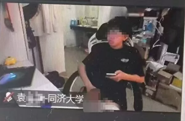▲同濟大學男大生不雅動作全程直播。（圖／翻攝自X）