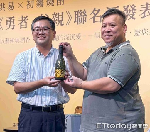 ▲▼洪易（右）和霧峰農會總幹事黃景建合推「勇者父親」初霧燒酎，迎接父親節的到來。（圖／霧峰農會提供，下同）