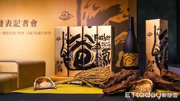 ▲▼洪易（右）和霧峰農會總幹事黃景建合推「勇者父親」初霧燒酎，迎接父親節的到來。（圖／霧峰農會提供，下同）