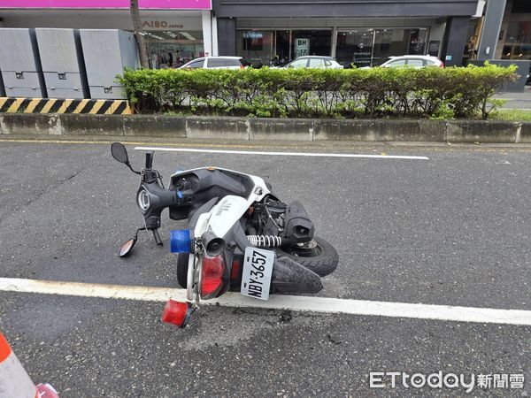▲台南一輛涉車禍冒名案件的自小客車拒檢逃逸，倒車撞警用機車後逃逸，事後在中西區五妃街某停車場尋獲涉案車輛，駕駛已不知去向。（記者林東良翻攝，下同）