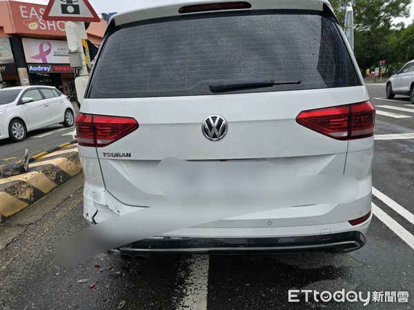 ▲台南一輛涉車禍冒名案件的自小客車拒檢逃逸，倒車撞警用機車後逃逸，事後在中西區五妃街某停車場尋獲涉案車輛，駕駛已不知去向。（記者林東良翻攝，下同）