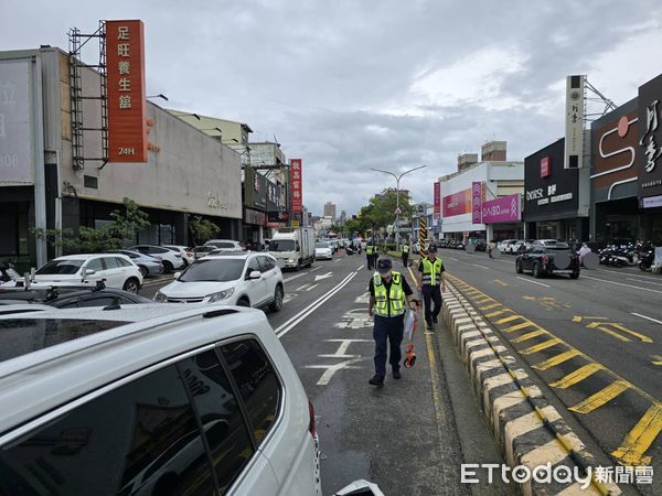 ▲台南一輛涉車禍冒名案件的自小客車拒檢逃逸，倒車撞警用機車後逃逸，事後在中西區五妃街某停車場尋獲涉案車輛，駕駛已不知去向。（記者林東良翻攝，下同）