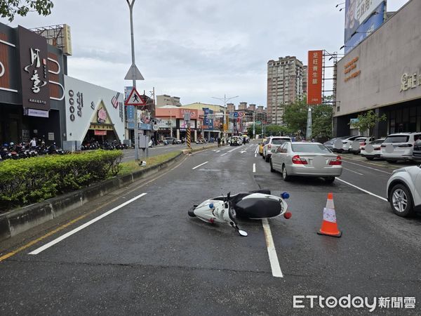 ▲台南一輛涉車禍冒名案件的自小客車拒檢逃逸，倒車撞警用機車後逃逸，事後在中西區五妃街某停車場尋獲涉案車輛，駕駛已不知去向。（記者林東良翻攝，下同）