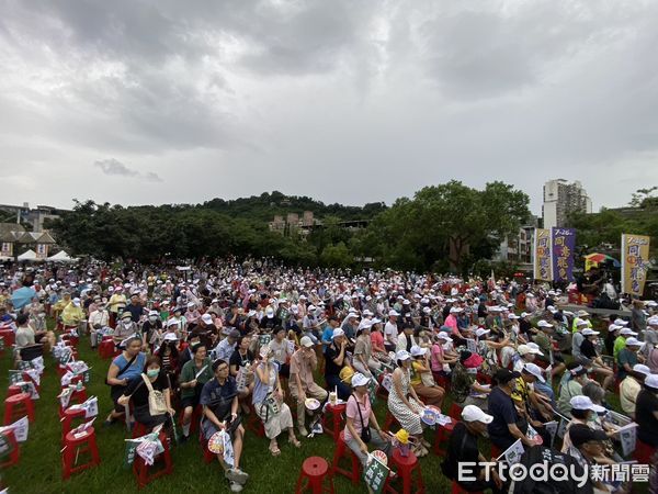▲▼下雨後人潮，「726台北同意罷」大安文山場。（圖／記者黃國霖攝）