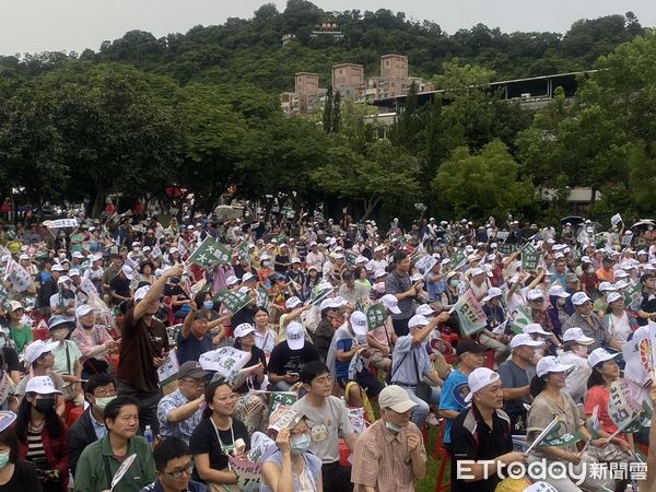▲▼下雨後人潮，「726台北同意罷」大安文山場。（圖／記者黃國霖攝）